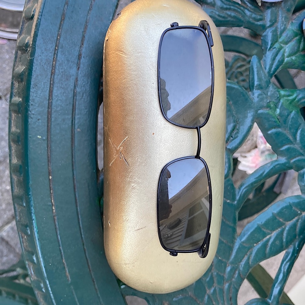 Popularized sunglass top style magnetic clip in’s these went to glasses.